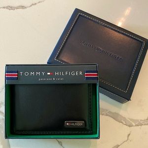 BRAND NEW Tommy Hilfiger mens wallet